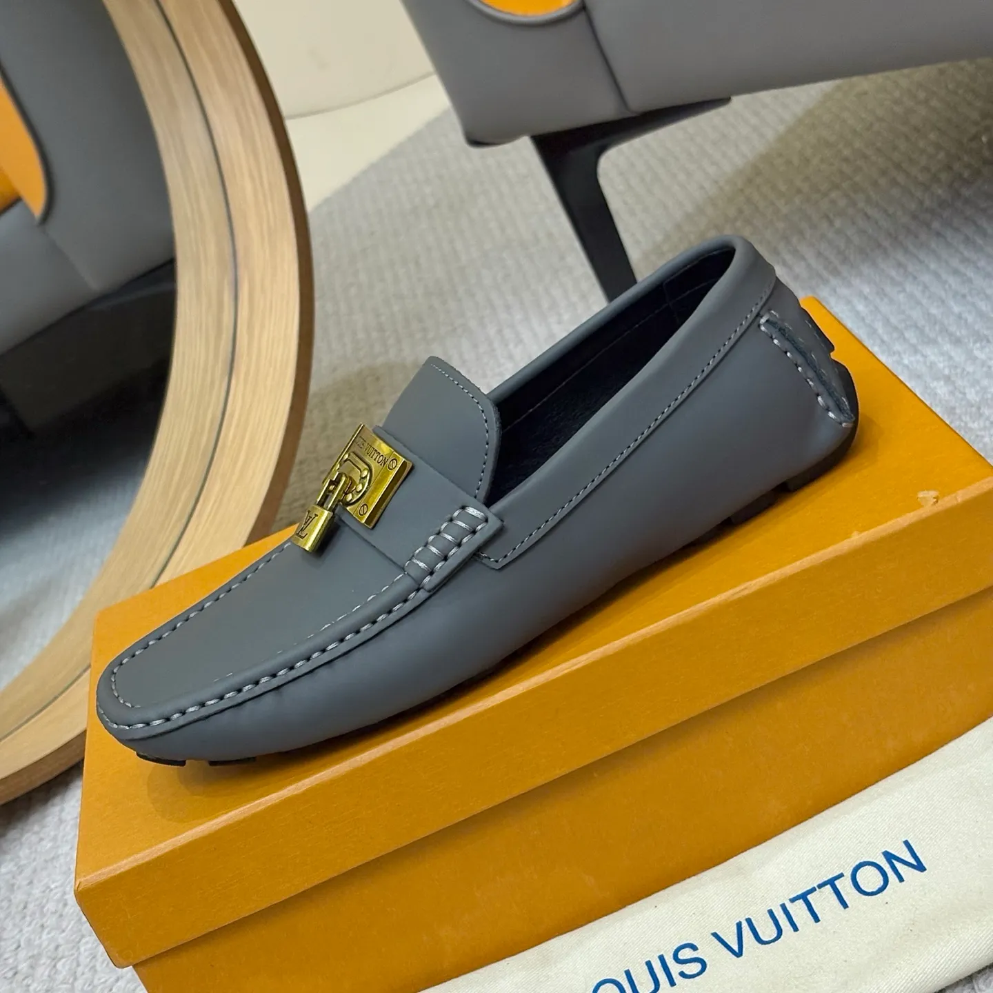 Men's men's shoes 💰420 (Yangli) LV 2⃣️0⃣️2⃣️5️⃣Spring and summer counter GLORIA series models ✈️Original factory special leather production, original last type. A classic driving slip-on casual shoe that shows an elegant style with exquisite craftsmanship details such as Monogram embossing all over the upper🌀Italian imported calfskin fabric Sheepskin foot pads➕Inside～Private mold replica sole Unique style Comfortable driving slip-on Size: 4-12 (38-46) Comes with [Counter packaging: original box, wrapping paper, card, instruction manual, shoehorn, cloth bag] No pressure to enter and leave the counter!
